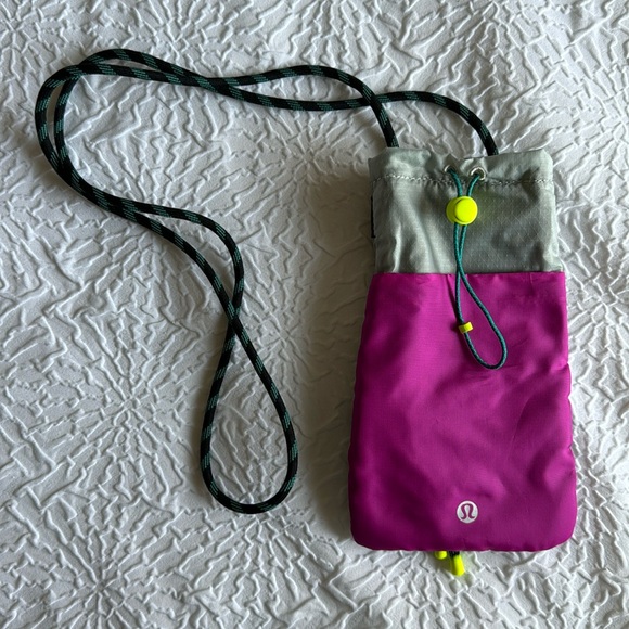 NWOT Lululemon Play Forward Cross-body Pouch - Picture 1 of 4